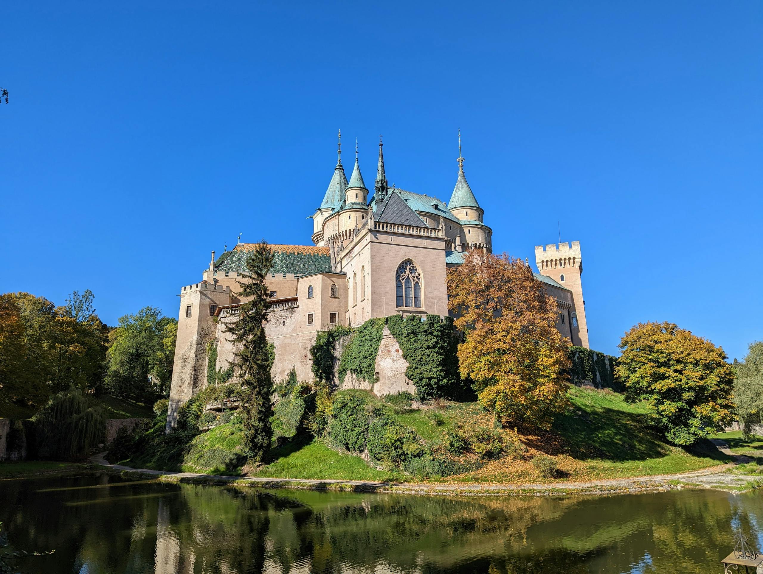 V Bojnickom zámku je oltár celý vyrezaný z jedného kusu dreviny
